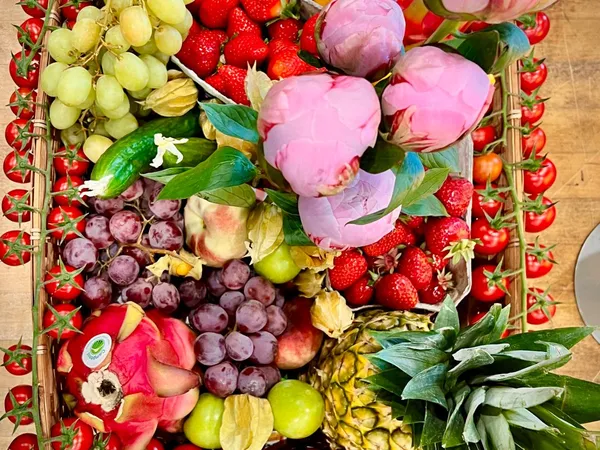 Festlich verpackter Geschenkkorb mit Trauben und Spezialitäten
