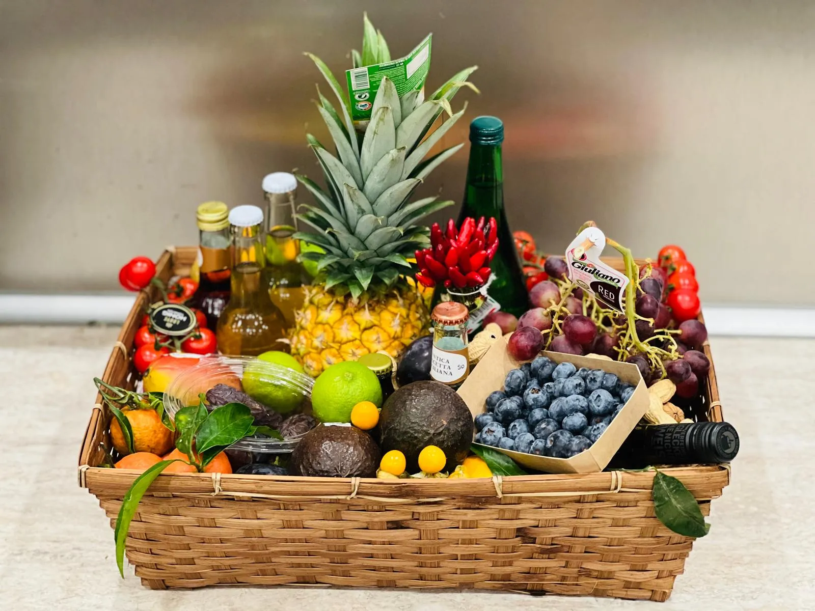Geschenkkorb mit frischen Früchten