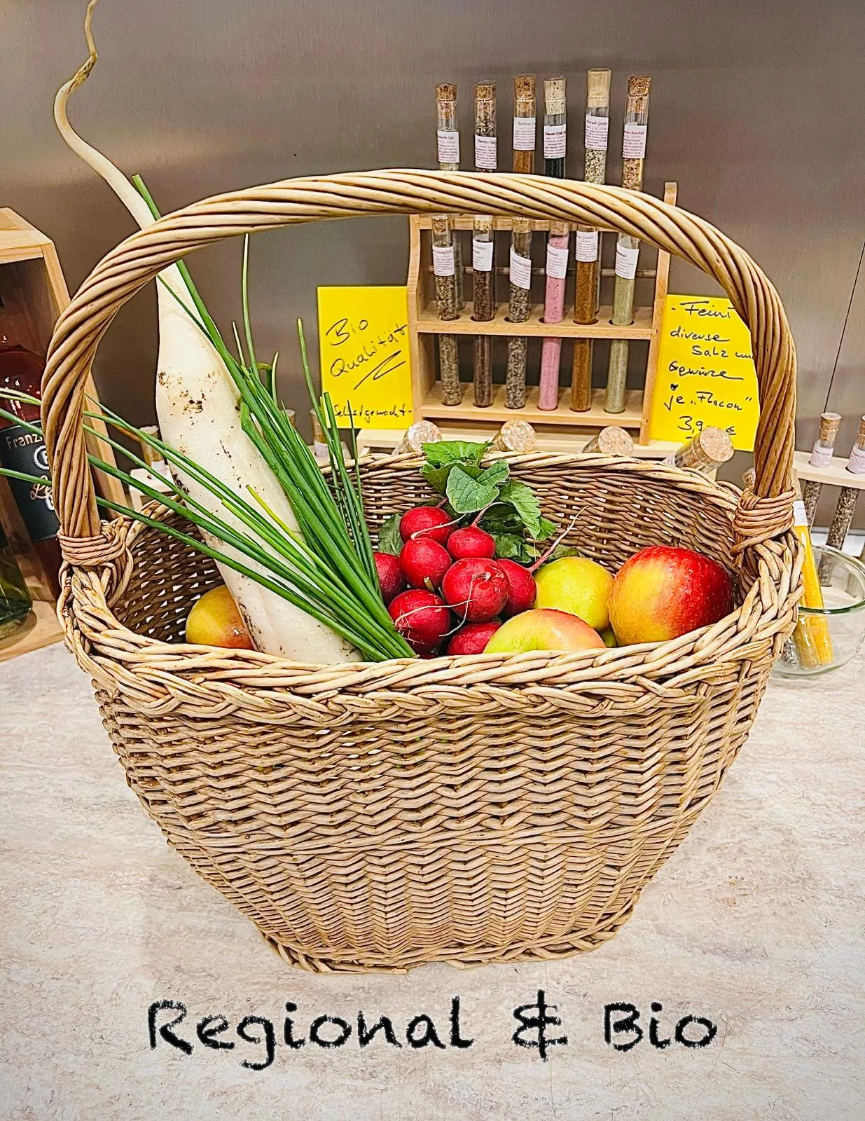 Großer Geschenkkorb mit saisonalem Obst
