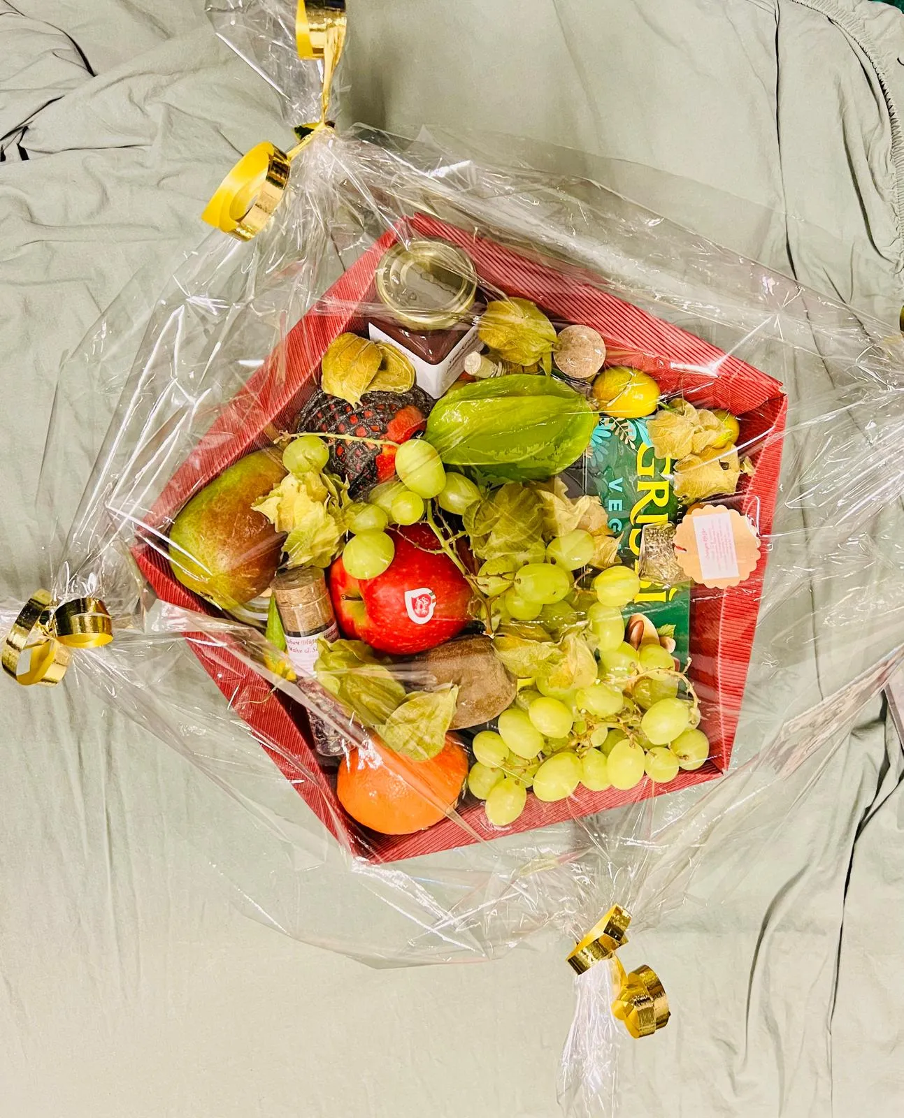 Themenbezogener Geschenkkorb mit ausgewählten Früchten