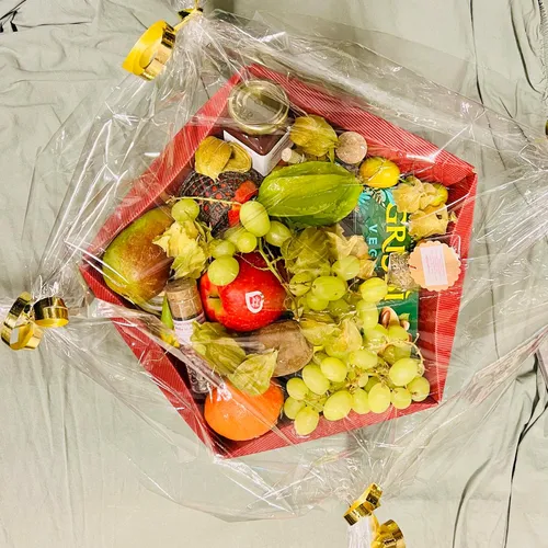 Geschenkkörbe mit Obst und Spezialitäten