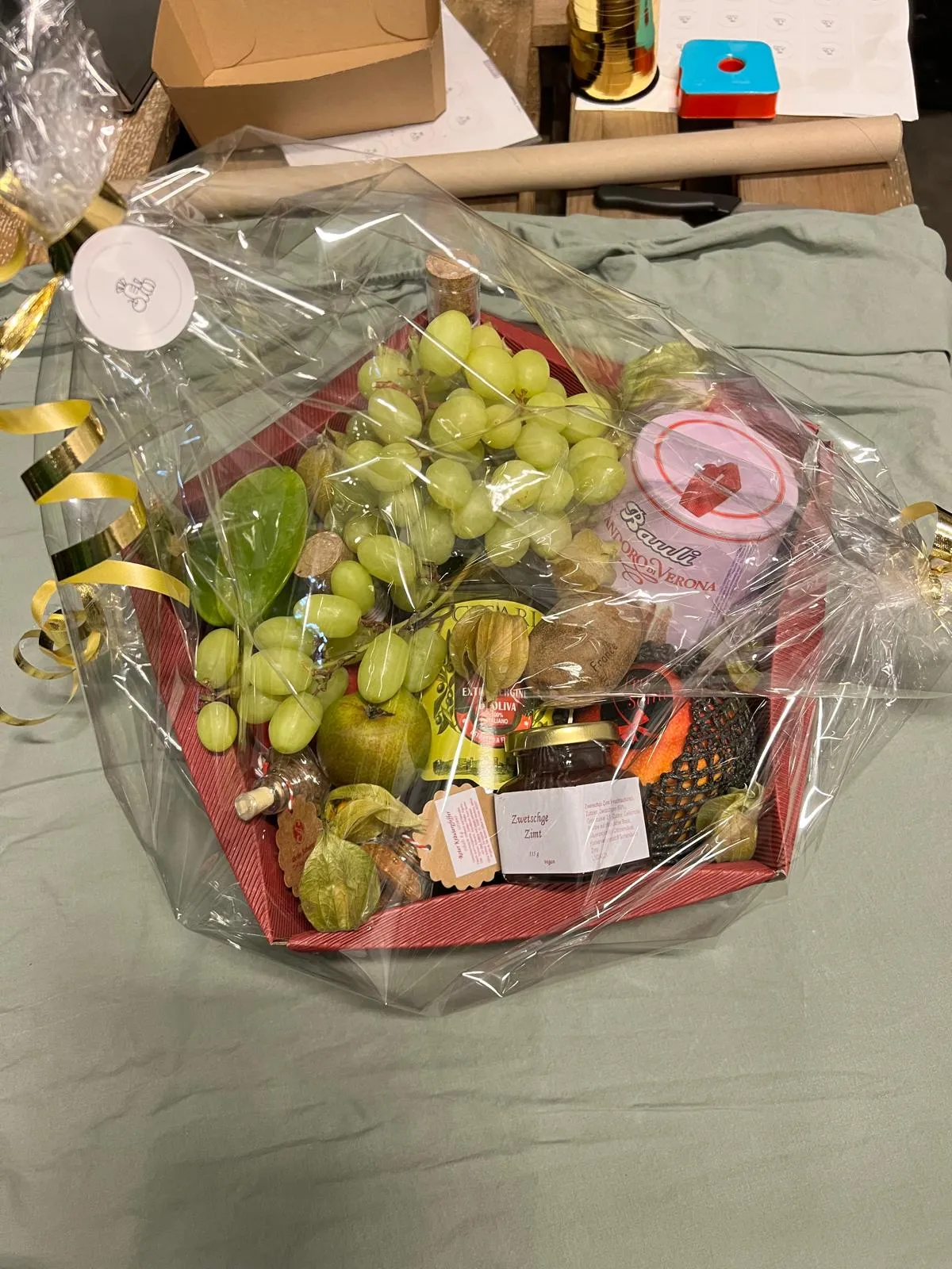 Reichhaltige Auswahl aus Erdbeeren, Trauben, Birnen und Granatapfel