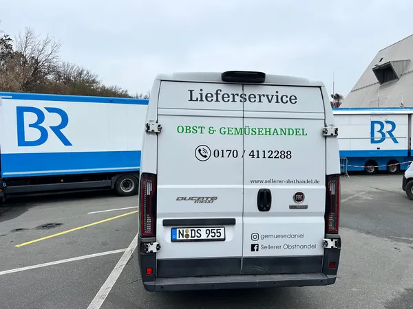 Sellerer Lieferservice-Fahrzeug auf dem Großmarkt