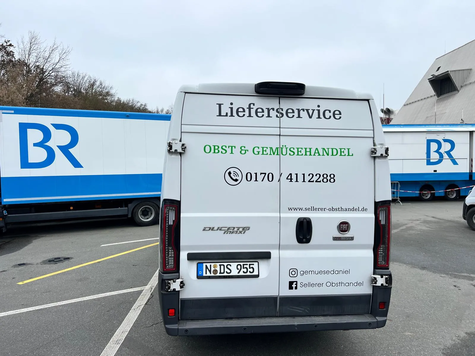 Sellerer Lieferwagen Rückansicht mit Aufschrift Lieferservice