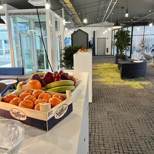 Obstschale mit frischem Obst auf einem Tresen