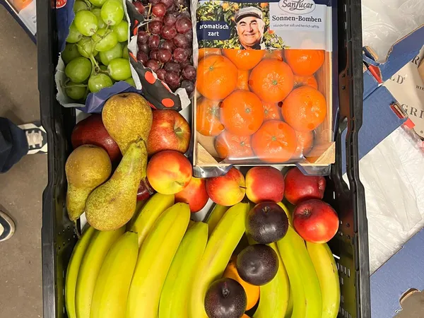 Frisch gepackte Obstkiste für einen Messestand