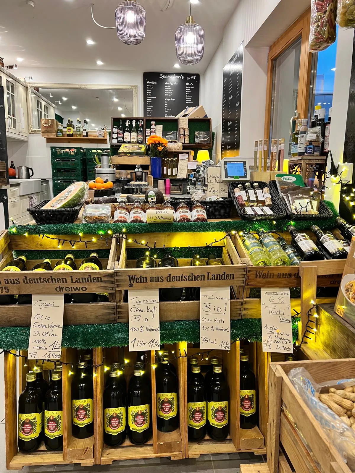 Sellerer Obstladen am Abend mit beleuchteter Auslage