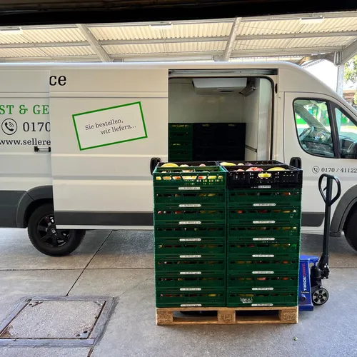 Frisches Obst — Trauben, Birnen, Erdbeeren