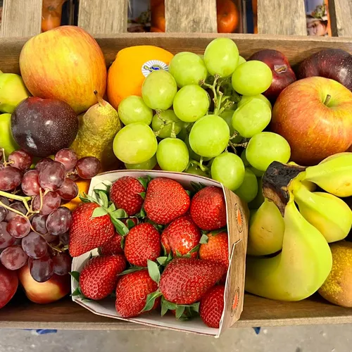 Beladener Sellerer-Lieferwagen mit Obstkisten