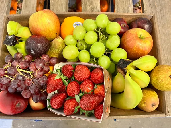 Beladener Lieferwagen mit Obstkisten