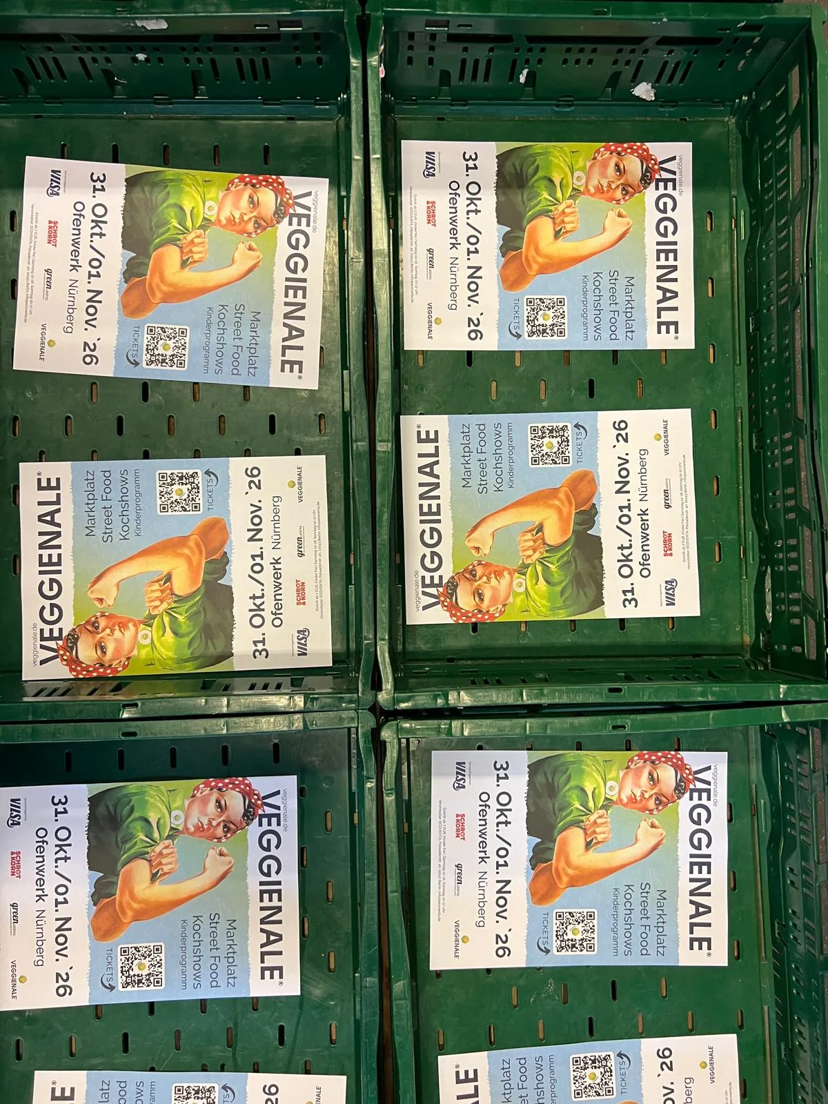 Flyer der Veggienale 2026 in grünen Sellerer-Lieferkisten